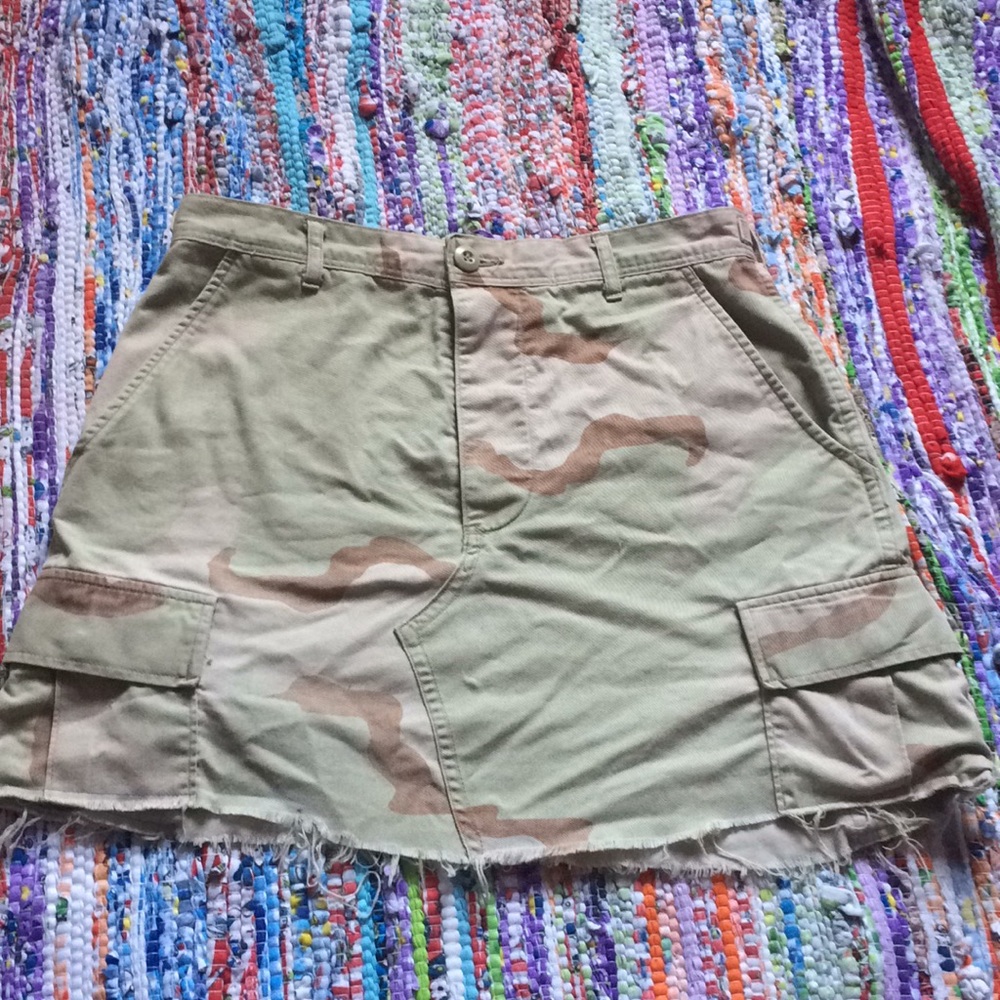 vintage camo mini skirt 🌵